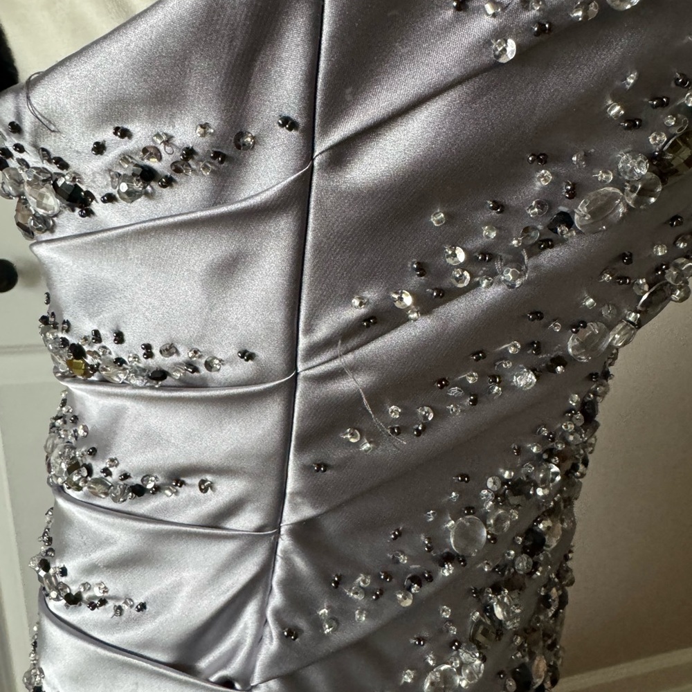 Never Worn!! Beautiful prom gown with stunning beading and feather shoulder - Picture 4 of 6